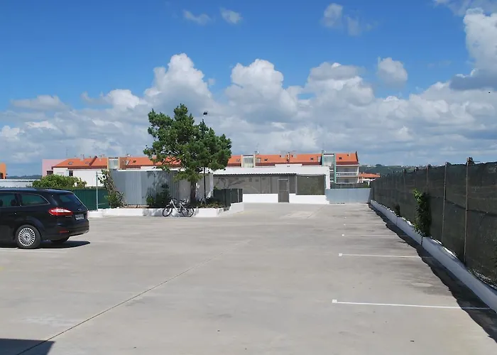 Granada Holidays 招待所 *